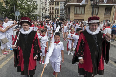Imágenes de la cornada en el encierro de Estella, bajadica de Che, cohete infantil, subida de la corporación infantil, ofrenda floral, pañuelada, entre otros.