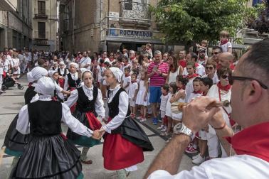 Imágenes de la cornada en el encierro de Estella, bajadica de Che, cohete infantil, subida de la corporación infantil, ofrenda floral, pañuelada, entre otros.