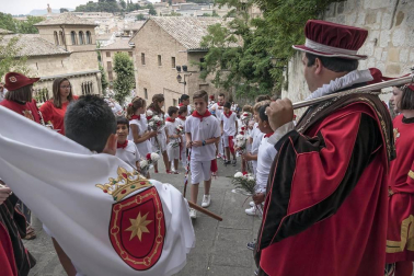Imágenes de la cornada en el encierro de Estella, bajadica de Che, cohete infantil, subida de la corporación infantil, ofrenda floral, pañuelada, entre otros.