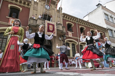 Imágenes de la cornada en el encierro de Estella, bajadica de Che, cohete infantil, subida de la corporación infantil, ofrenda floral, pañuelada, entre otros.