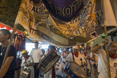 Imágenes de la cornada en el encierro de Estella, bajadica de Che, cohete infantil, subida de la corporación infantil, ofrenda floral, pañuelada, entre otros.