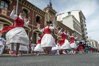 Imágenes de la cornada en el encierro de Estella, bajadica de Che, cohete infantil, subida de la corporación infantil, ofrenda floral, pañuelada, entre otros.