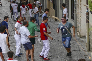 Un mozo ha sido corneado por un novillo que se ha dado la vuelta en el cuarto encierro de las fiestas de Estella