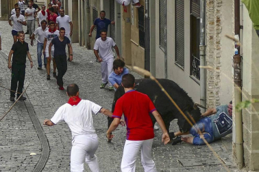 Un mozo ha sido corneado por un novillo que se ha dado la vuelta en el cuarto encierro de las fiestas de Estella