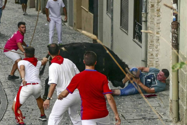 Un mozo ha sido corneado por un novillo que se ha dado la vuelta en el cuarto encierro de las fiestas de Estella
