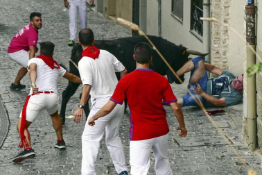 Un mozo ha sido corneado por un novillo que se ha dado la vuelta en el cuarto encierro de las fiestas de Estella