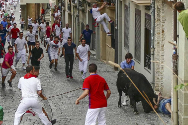 Un mozo ha sido corneado por un novillo que se ha dado la vuelta en el cuarto encierro de las fiestas de Estella