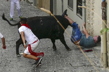 Un mozo ha sido corneado por un novillo que se ha dado la vuelta en el cuarto encierro de las fiestas de Estella