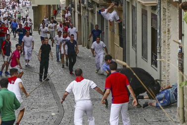 Un mozo ha sido corneado por un novillo que se ha dado la vuelta en el cuarto encierro de las fiestas de Estella
