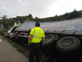 Una persona ha fallecido tras salirse de la vía un camión en Pueyo.