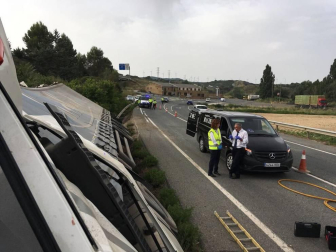 Una persona ha fallecido tras salirse de la vía un camión en Pueyo.