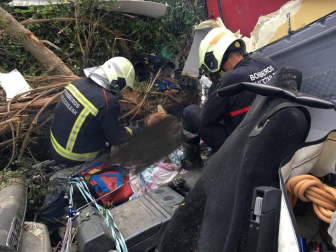 Una persona ha fallecido tras salirse de la vía un camión en Pueyo.