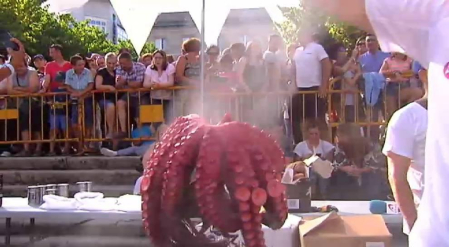 O Carballiño cocina la tapa de pulpo más grande del mundo