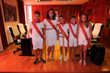 Imágenes sacadas a lo largo del Día del niño. Estas comprenden el balcón del ayuntamiento, la misa, marchando por la calle y con la banda.