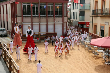 Imágenes sacadas a lo largo del Día del niño. Estas comprenden el balcón del ayuntamiento, la misa, marchando por la calle y con la banda.