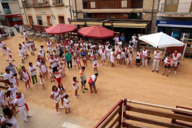 Imágenes sacadas a lo largo del Día del niño. Estas comprenden el balcón del ayuntamiento, la misa, marchando por la calle y con la banda.
