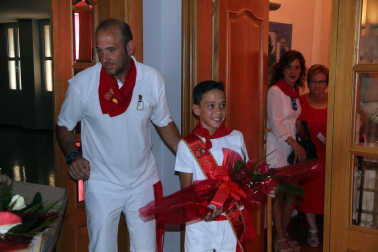 Imágenes sacadas a lo largo del Día del niño. Estas comprenden el balcón del ayuntamiento, la misa, marchando por la calle y con la banda.