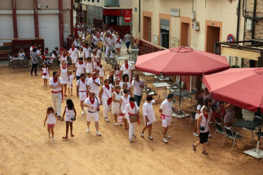 Imágenes sacadas a lo largo del Día del niño. Estas comprenden el balcón del ayuntamiento, la misa, marchando por la calle y con la banda.