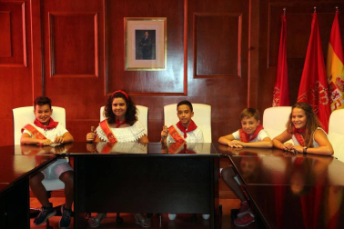 Imágenes sacadas a lo largo del Día del niño. Estas comprenden el balcón del ayuntamiento, la misa, marchando por la calle y con la banda.