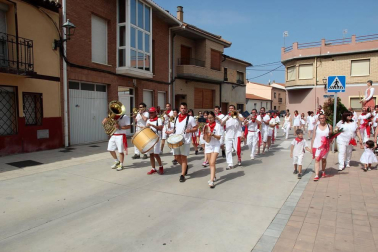 Imágenes sacadas a lo largo del Día del niño. Estas comprenden el balcón del ayuntamiento, la misa, marchando por la calle y con la banda.