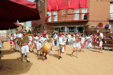 Imágenes sacadas a lo largo del Día del niño. Estas comprenden el balcón del ayuntamiento, la misa, marchando por la calle y con la banda.