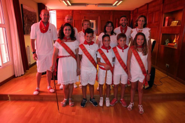 Imágenes sacadas a lo largo del Día del niño. Estas comprenden el balcón del ayuntamiento, la misa, marchando por la calle y con la banda.