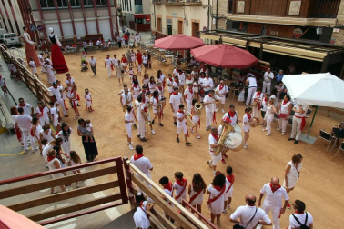 Imágenes sacadas a lo largo del Día del niño. Estas comprenden el balcón del ayuntamiento, la misa, marchando por la calle y con la banda.