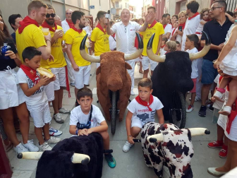Imágenes sacadas a lo largo del Día del niño. Estas comprenden el balcón del ayuntamiento, la misa, marchando por la calle y con la banda.