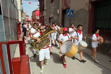 Imágenes sacadas a lo largo del Día del niño. Estas comprenden el balcón del ayuntamiento, la misa, marchando por la calle y con la banda.