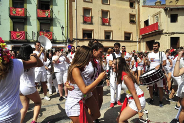 Imágenes de las fiestas de Funes del lanzamiento del cohete y homenajes del ayuntamiento