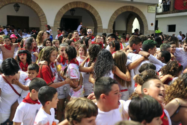 Imágenes de las fiestas de Funes del lanzamiento del cohete y homenajes del ayuntamiento