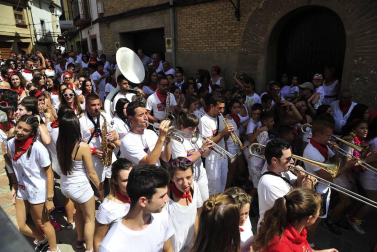 Imágenes de las fiestas de Funes del lanzamiento del cohete y homenajes del ayuntamiento