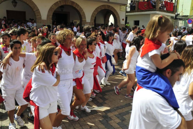 Imágenes de las fiestas de Funes del lanzamiento del cohete y homenajes del ayuntamiento