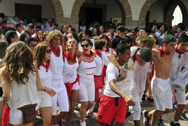 Imágenes de las fiestas de Funes del lanzamiento del cohete y homenajes del ayuntamiento