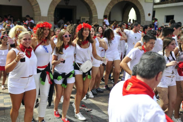 Imágenes de las fiestas de Funes del lanzamiento del cohete y homenajes del ayuntamiento