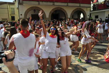 Imágenes de las fiestas de Funes del lanzamiento del cohete y homenajes del ayuntamiento