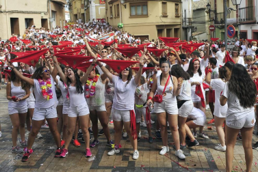 Imágenes de las fiestas de Funes del lanzamiento del cohete y homenajes del ayuntamiento