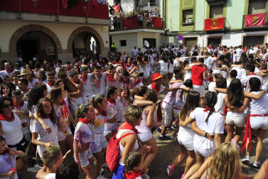 Imágenes de las fiestas de Funes del lanzamiento del cohete y homenajes del ayuntamiento