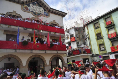Imágenes de las fiestas de Funes del lanzamiento del cohete y homenajes del ayuntamiento