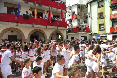 Imágenes de las fiestas de Funes del lanzamiento del cohete y homenajes del ayuntamiento