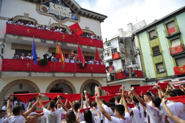 Imágenes de las fiestas de Funes del lanzamiento del cohete y homenajes del ayuntamiento
