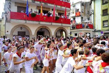Imágenes de las fiestas de Funes del lanzamiento del cohete y homenajes del ayuntamiento