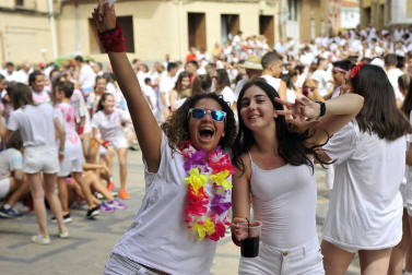 Imágenes de las fiestas de Funes del lanzamiento del cohete y homenajes del ayuntamiento