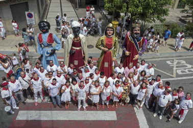 Doctor Deseo abarrotó la plaza de los Fueros en el concierto de la noche del martes; y el miércoles fue el turno de la recepción por parte del Ayuntamiento de los alcaldes de la merindad de Estella, y de la comida solidaria