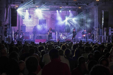 Doctor Deseo abarrotó la plaza de los Fueros en el concierto de la noche del martes; y el miércoles fue el turno de la recepción por parte del Ayuntamiento de los alcaldes de la merindad de Estella, y de la comida solidaria