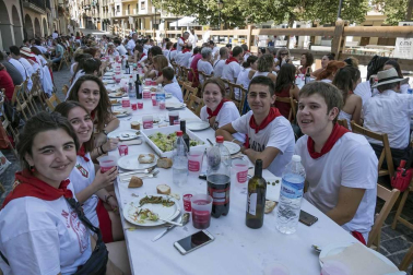 Doctor Deseo abarrotó la plaza de los Fueros en el concierto de la noche del martes; y el miércoles fue el turno de la recepción por parte del Ayuntamiento de los alcaldes de la merindad de Estella, y de la comida solidaria