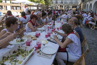 Doctor Deseo abarrotó la plaza de los Fueros en el concierto de la noche del martes; y el miércoles fue el turno de la recepción por parte del Ayuntamiento de los alcaldes de la merindad de Estella, y de la comida solidaria