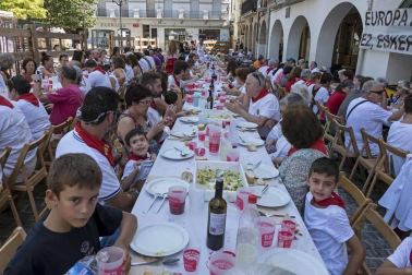 Doctor Deseo abarrotó la plaza de los Fueros en el concierto de la noche del martes; y el miércoles fue el turno de la recepción por parte del Ayuntamiento de los alcaldes de la merindad de Estella, y de la comida solidaria