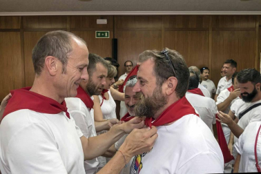 Doctor Deseo abarrotó la plaza de los Fueros en el concierto de la noche del martes; y el miércoles fue el turno de la recepción por parte del Ayuntamiento de los alcaldes de la merindad de Estella, y de la comida solidaria
