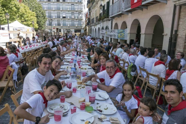 Doctor Deseo abarrotó la plaza de los Fueros en el concierto de la noche del martes; y el miércoles fue el turno de la recepción por parte del Ayuntamiento de los alcaldes de la merindad de Estella, y de la comida solidaria